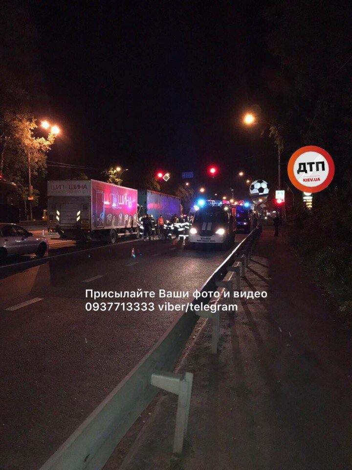 В Киеве столкнулись два грузовика (Фото)