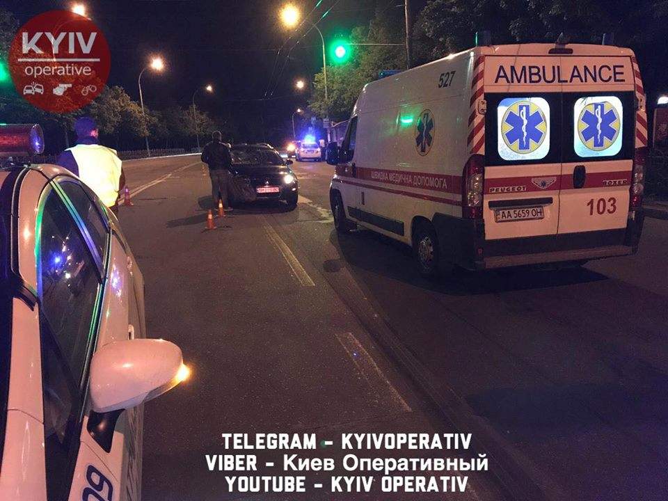 В Киеве водитель Volkswagen сбил нетрезвого пешехода (Видео, фото)