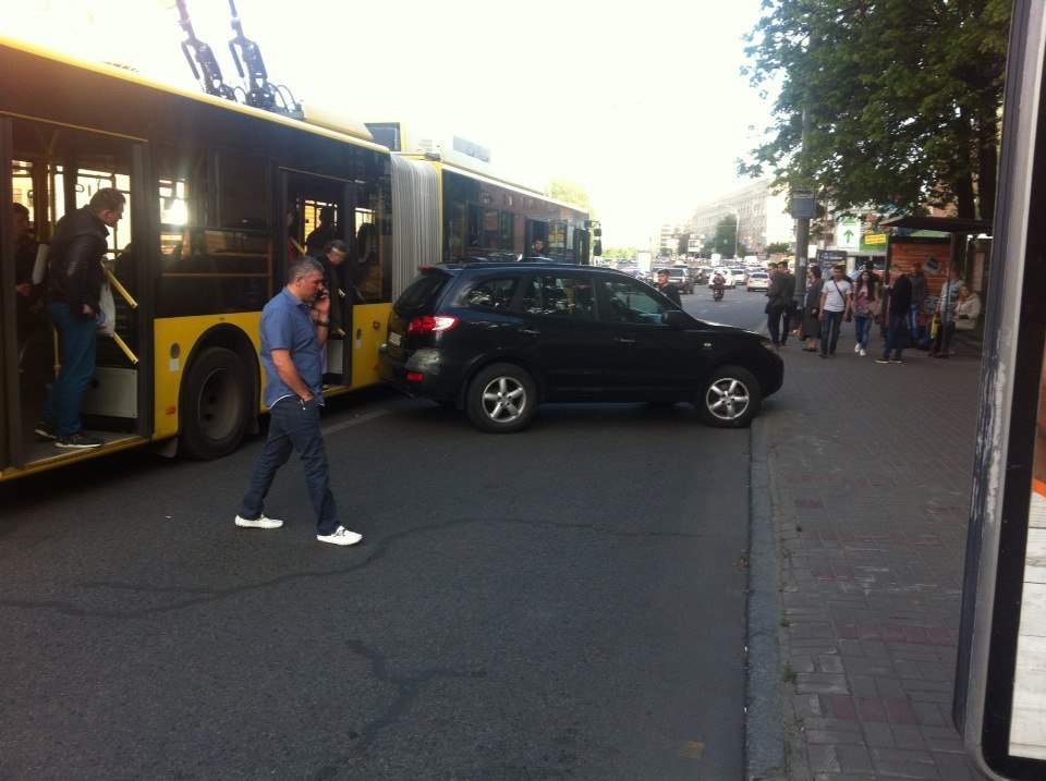 В Киеве троллейбус протаранил "героя парковки" (фото)