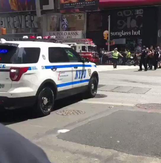 В Нью-Йорке автомобиль въехал в толпу пешеходов: пострадали 13 человек (фото, видео)