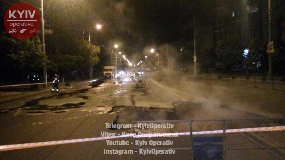 В Киеве  из-за прорыва теплосети провалился асфальт (Видео, фото)
