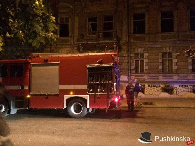 В Центре Одессы горит подвал четырёхэтажного дома (Фото)