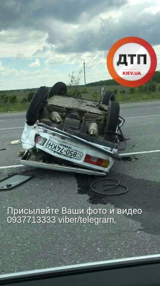 Не поделили дорогу: на трассе Киев-Одесса произошло ДТП с опрокидыванием (фото)