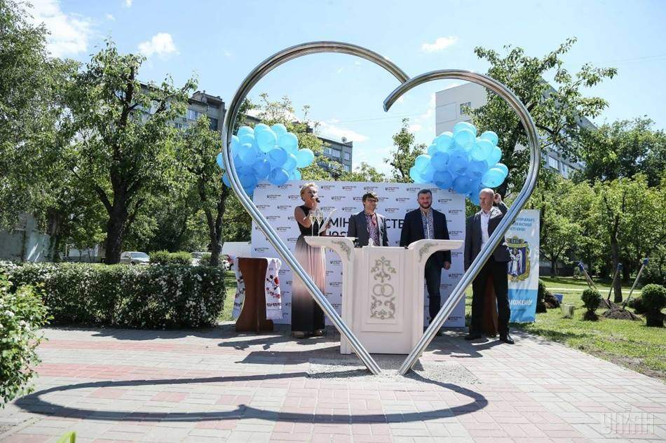 В Киеве открыли площадку для регистрации брака на открытом воздухе (фото)