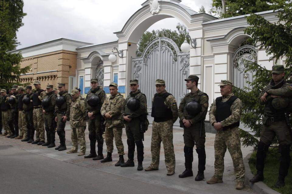«Подпиши амнистию»: в Киеве активисты жли фаеры и шашки у резиденции Президента (фото)