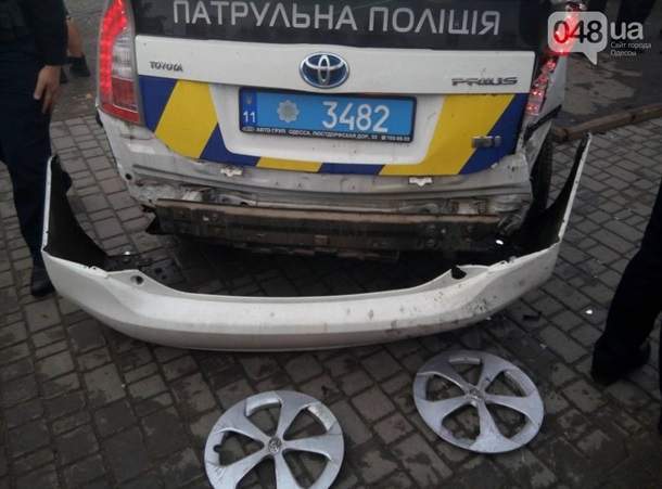 В Одессе патрульные полицейские на скорости протаранили "Mercedes": есть пострадавшие (фото, видео)