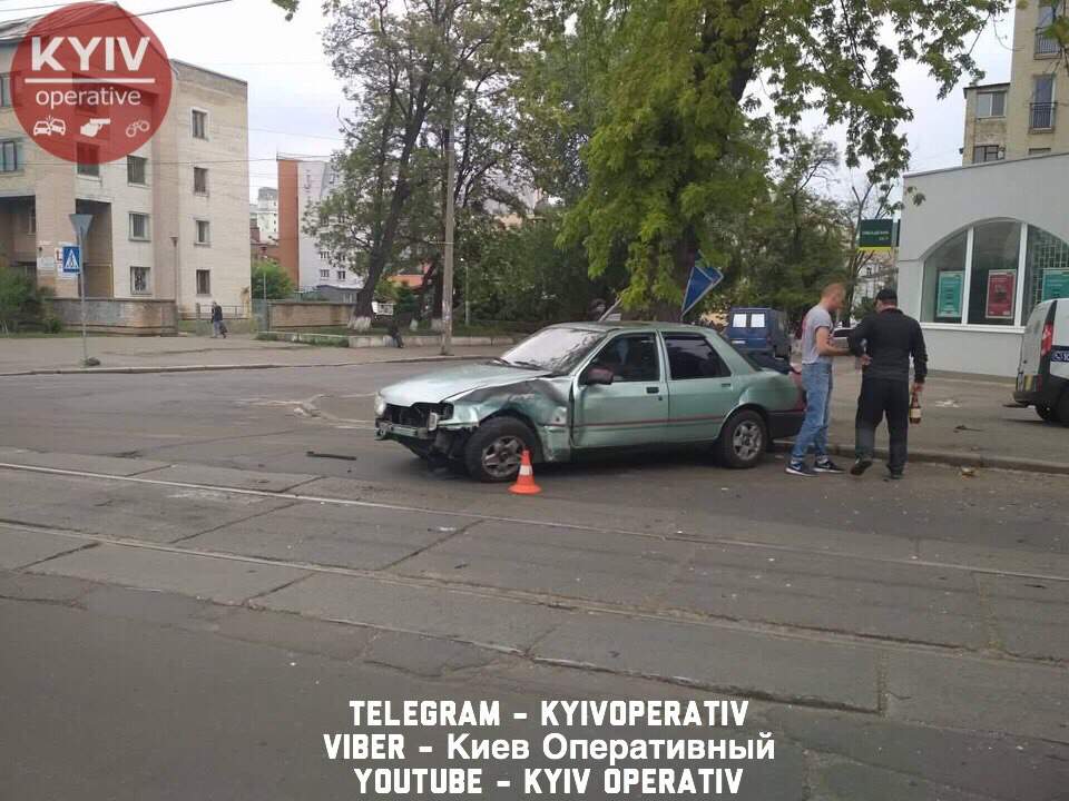 В Киеве в результате ДТП снесли знак пешеходного перехода (фото)