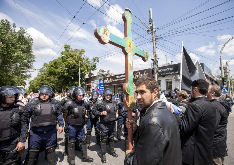 В Молдове произошли столкновения между представителями ЛГБТ и церкви (Фото)