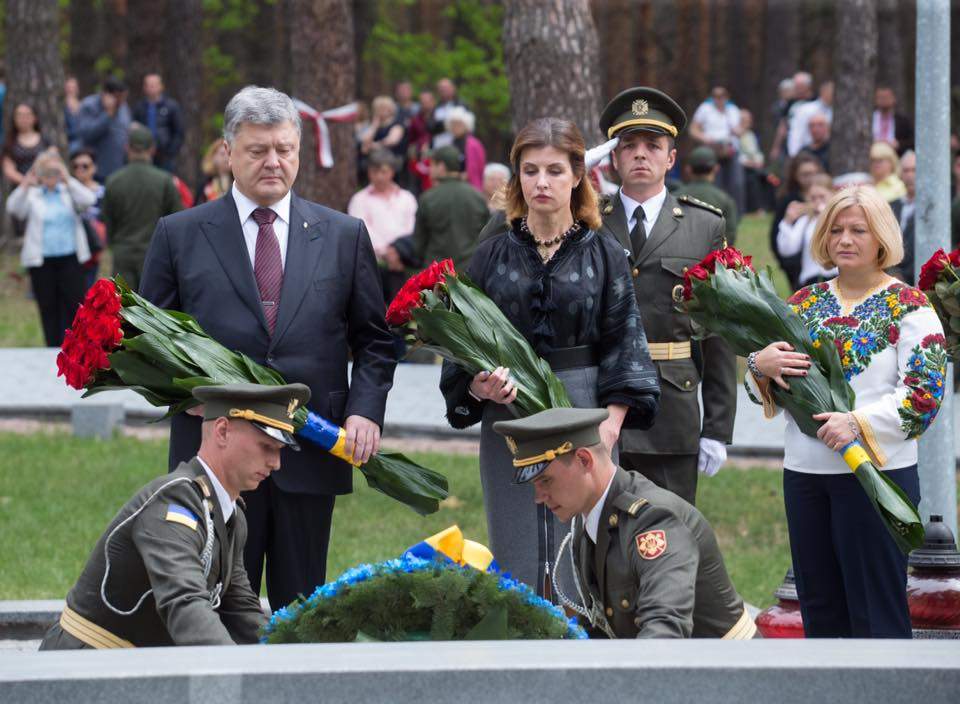 Геращенко от имени парламента возложила цветы в память жертв политических репрессий (Фото) 