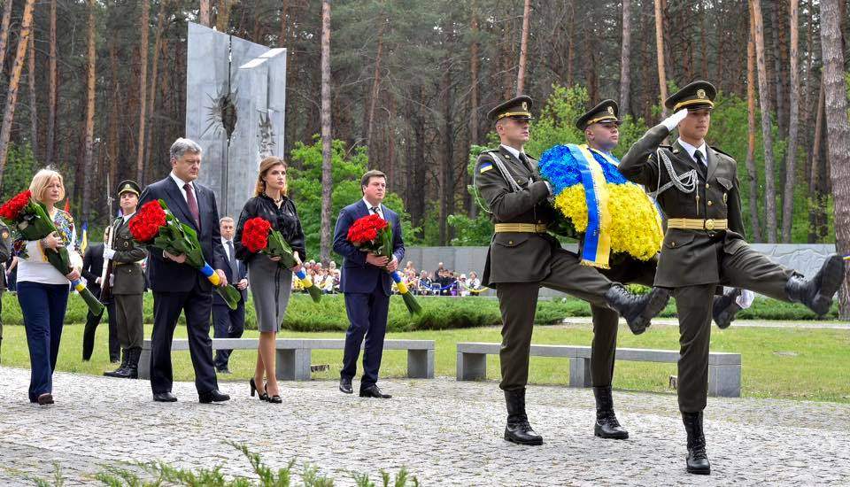 Геращенко от имени парламента возложила цветы в память жертв политических репрессий (Фото) 