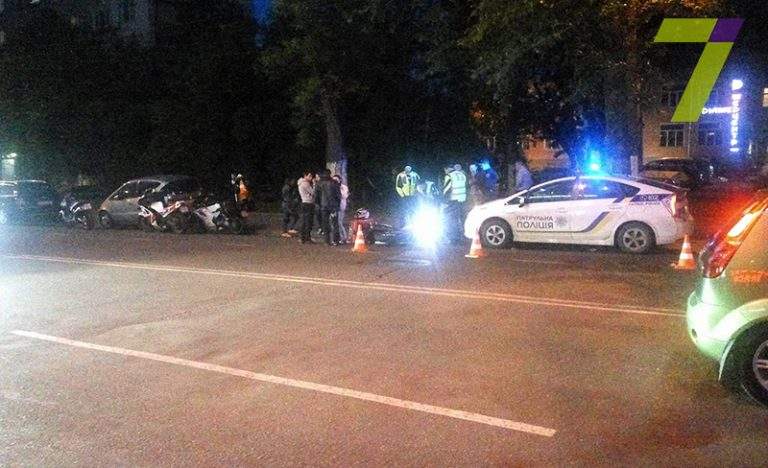 В Одессе произошло мото-ДТП, пострадала девушка (Фото)