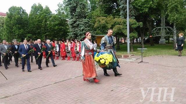 В Кропивницком возложили цветы к памятнику Кобзарю (фото)