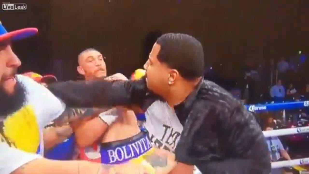 На венесуэльского боксера после боя напал родственник его оппонента (видео)