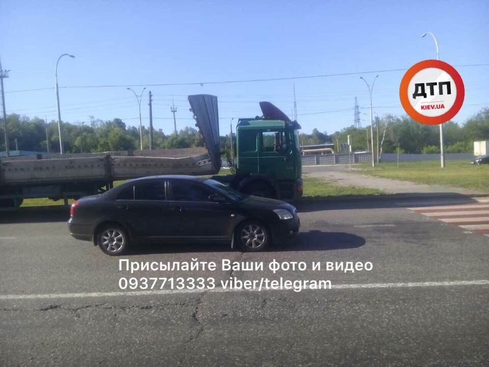 В Киеве произошло ДТП с опрокидыванием: фура зацепила "ГАЗель" (фото)