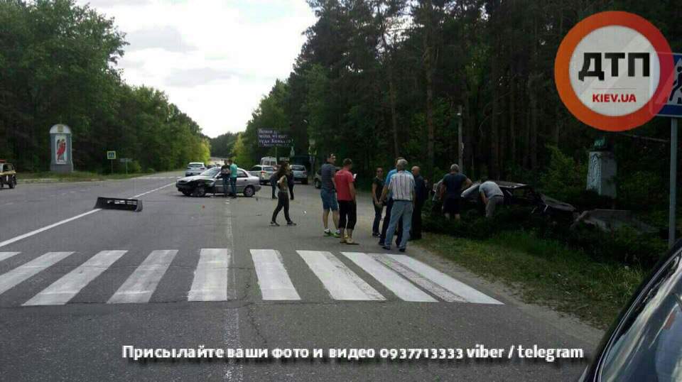 Под Киевом произошло столкновение двух автомобилей (фото)