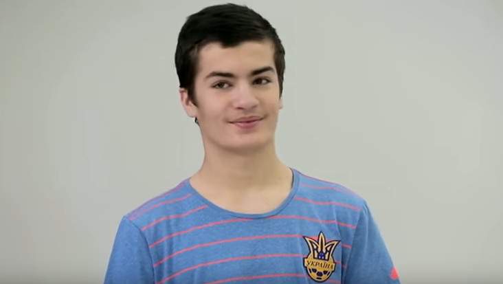 Исправился: младший сын Порошенко вышел в свет в футболке с надписью "Ukraine" (видео)