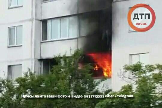 В Киеве в многоэтажном доме горела квартира (фото)