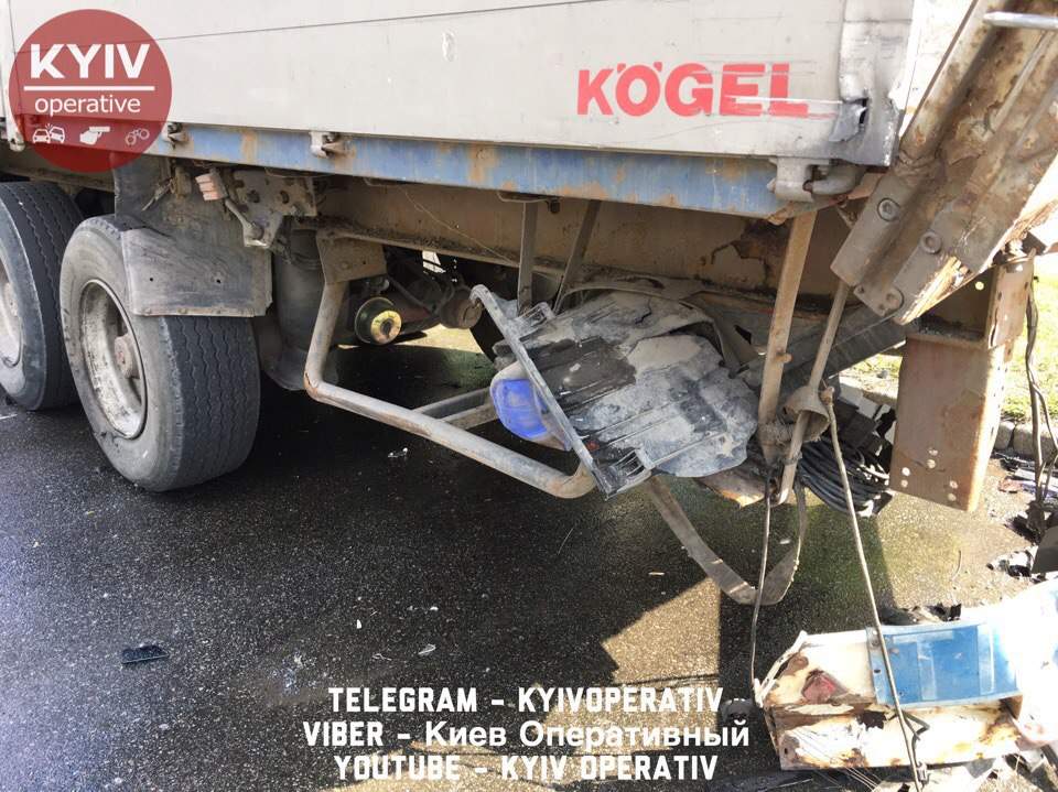 В Киеве водитель на полном ходу въехал в припаркованный грузовик (фото)