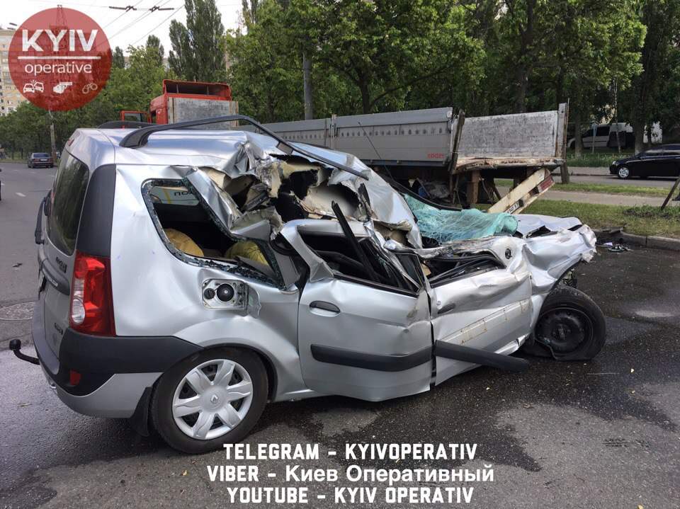 В Киеве водитель на полном ходу въехал в припаркованный грузовик (фото)