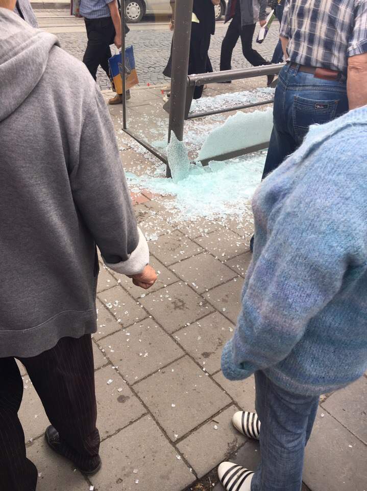 Во Львове вандалы разрушили остановку общественного транспорта (фото)