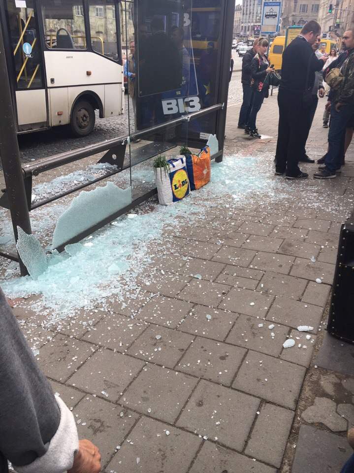 Во Львове вандалы разрушили остановку общественного транспорта (фото)