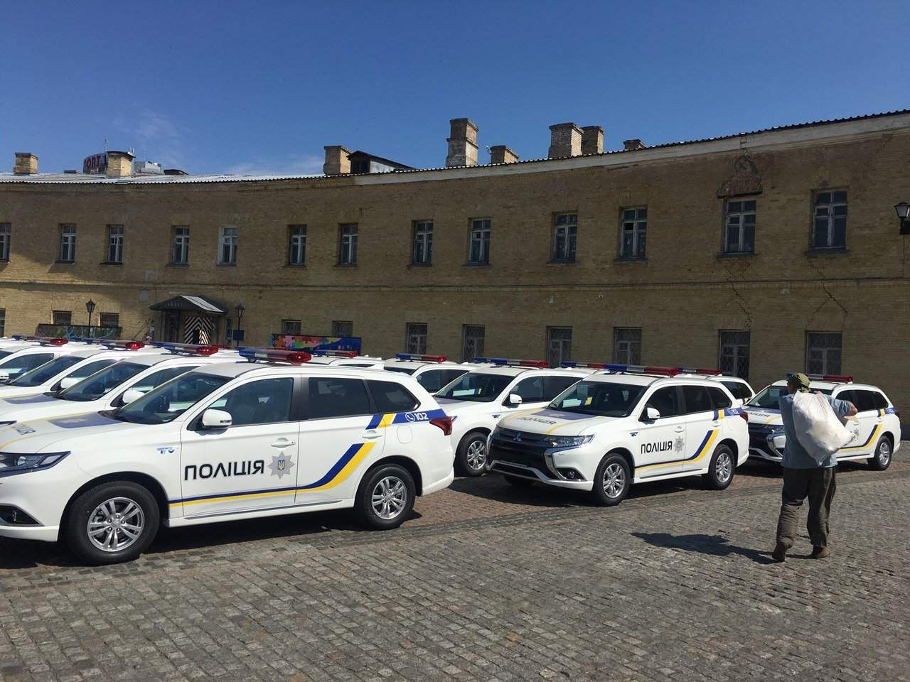 В Киеве возле поликлиники Минобороны заметили партию новых авто для патрульной полиции (фото)