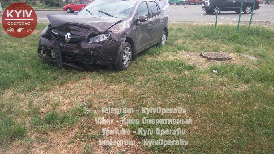 В столице столкнулись Renault Symbol и Renault Logan: не обошлось без пострадавших (видео)
