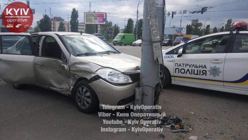 В столице столкнулись Renault Symbol и Renault Logan: не обошлось без пострадавших (видео)