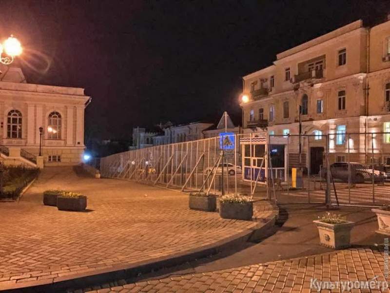 Национальная символика из шаров и ограждённый бульвар: как в Одессе встречают Порошенко (фото)