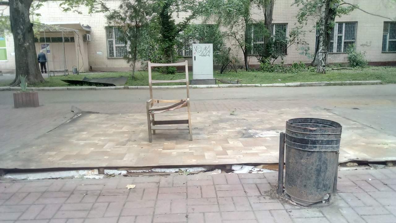 Одесса – она такая: на месте снесённой остановки поставили поломанный стул (фото)