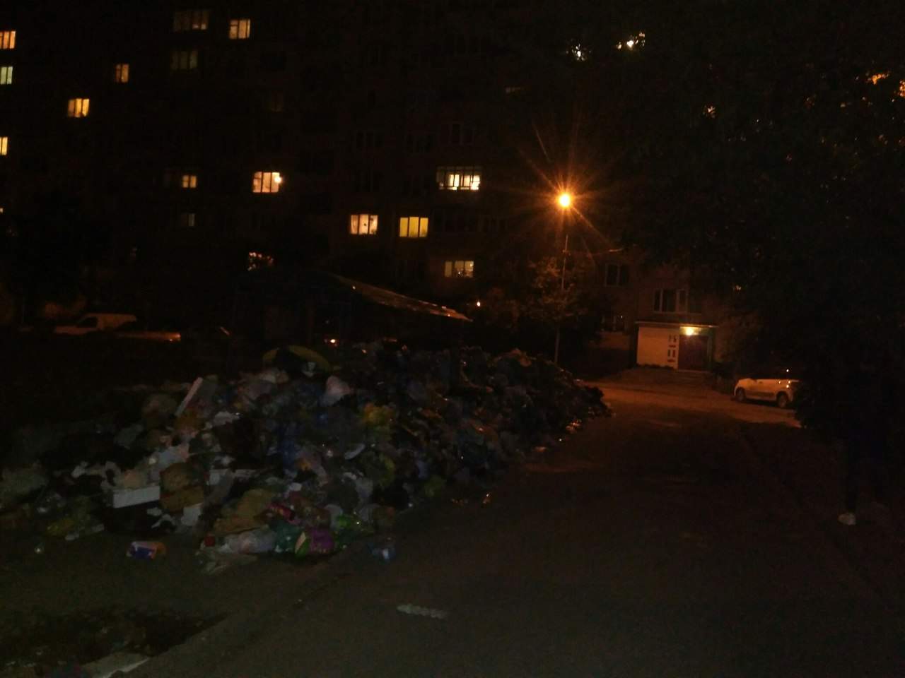 Львовяне заблокировали выход ЛКП мусором (фото)
