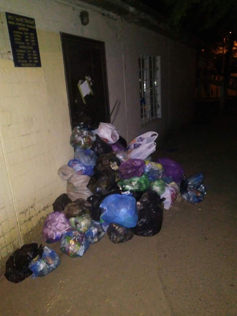 Львовяне заблокировали выход ЛКП мусором (фото)
