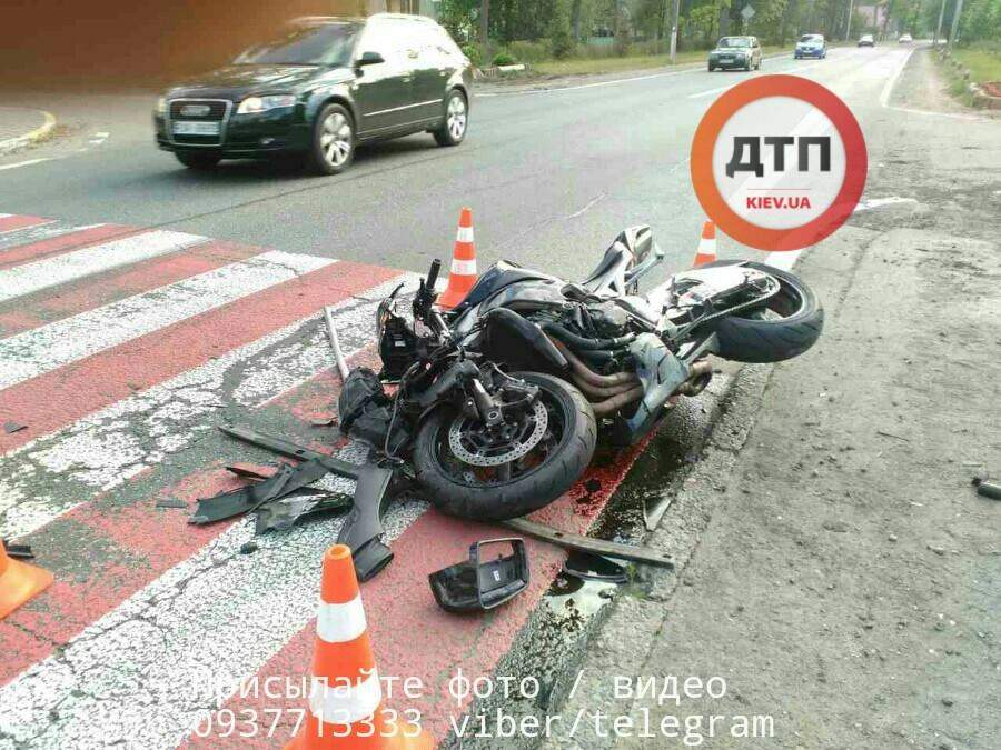Пьяное ДТП под Киевом: водитель "Мерседес" протаранил мотоциклиста и попытался сбежать (фото)