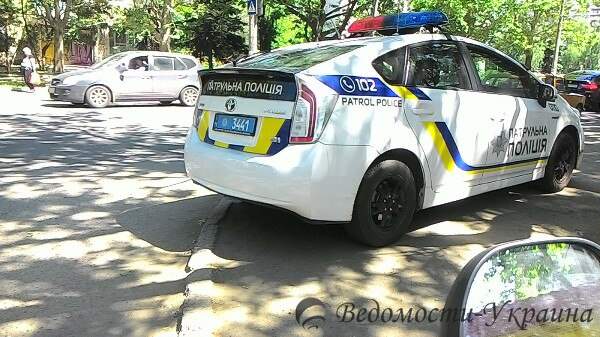 В Одессе патрульные на "Приусе" заехали на тротуар на пешеходном переходе (фото)