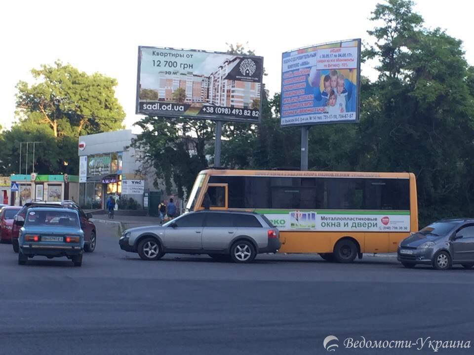 В Одессе водитель легковушки не пропустил автобус и тот въехал ему в бок (фото)