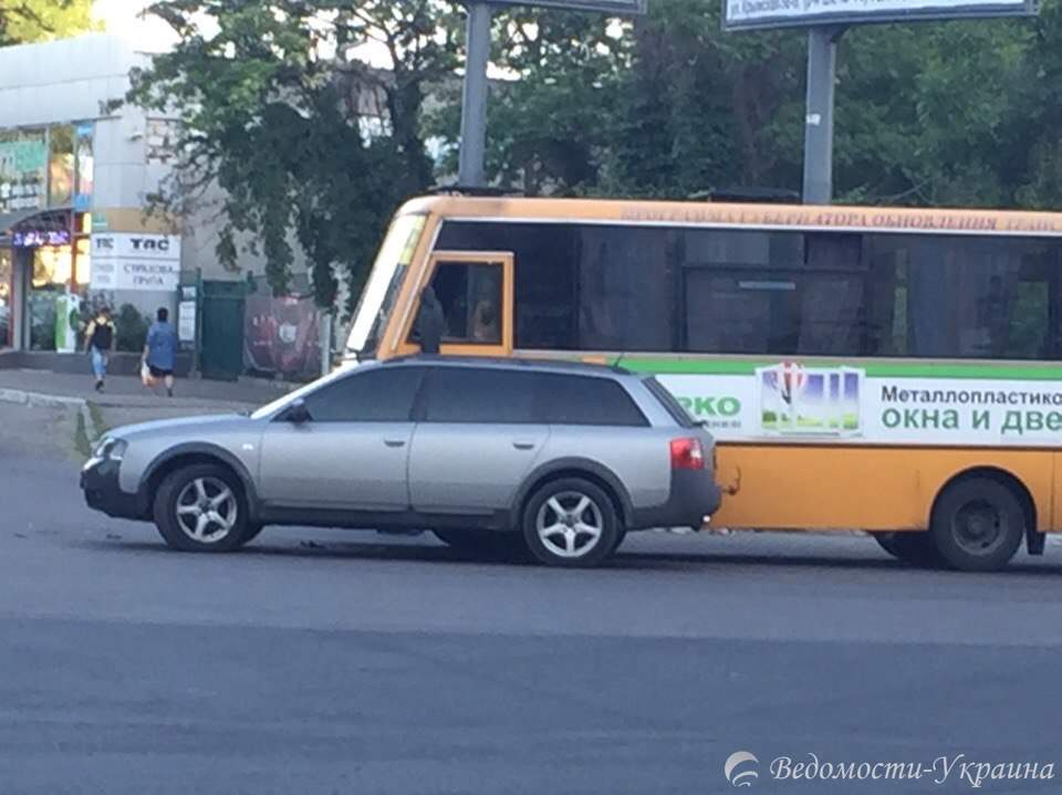 В Одессе водитель легковушки не пропустил автобус и тот въехал ему в бок (фото)
