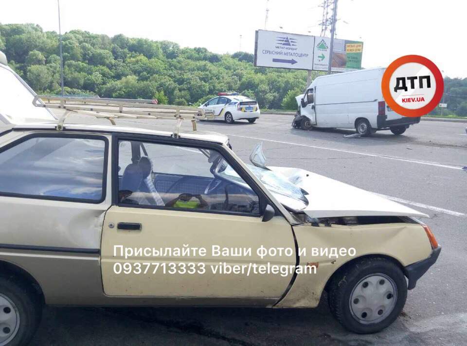В Киеве 75-летний водитель не справился с управлением и врезался в проезжавший "Пежо" (фото)