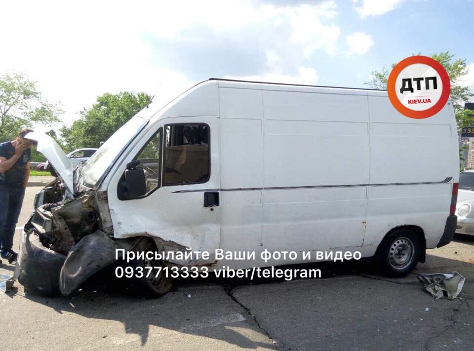 В Киеве 75-летний водитель не справился с управлением и врезался в проезжавший "Пежо" (фото)