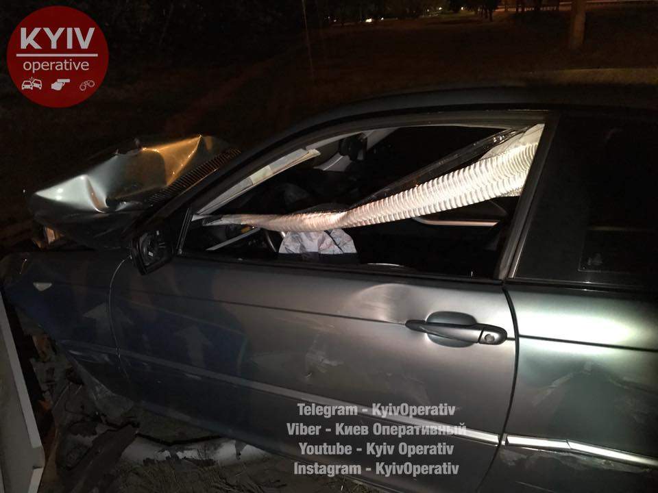 В Киеве нетрезвый водитель на BMW протаранил светофор (фото)