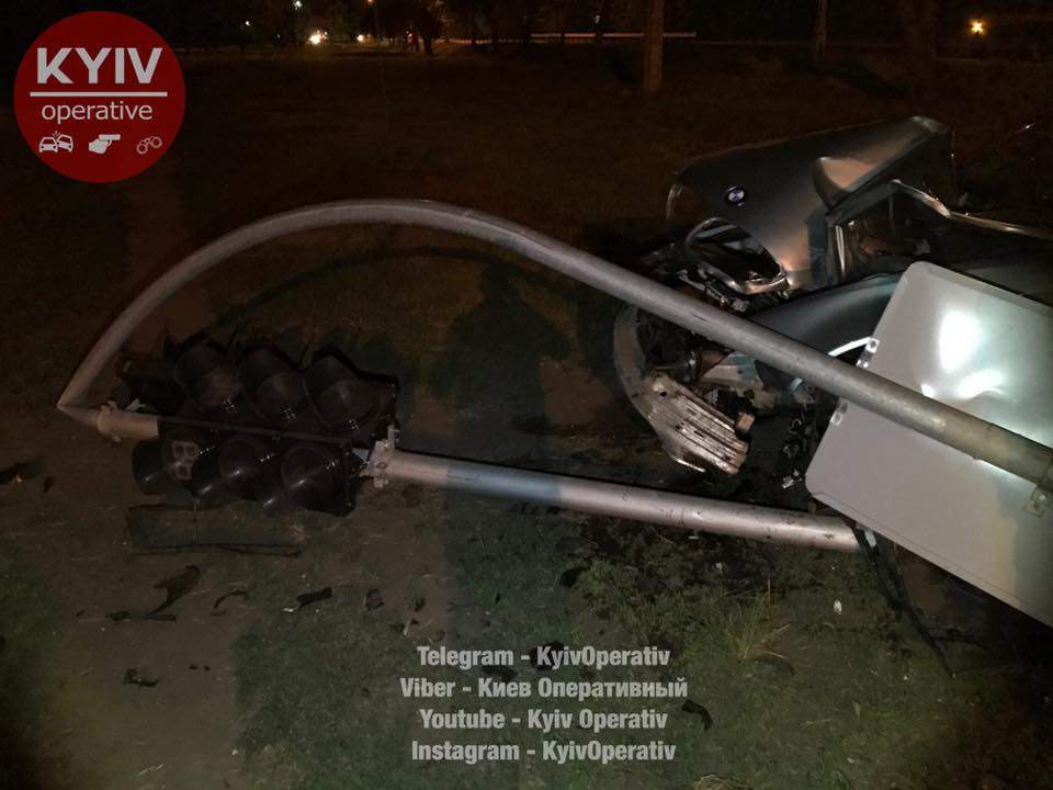 В Киеве нетрезвый водитель на BMW протаранил светофор (фото)