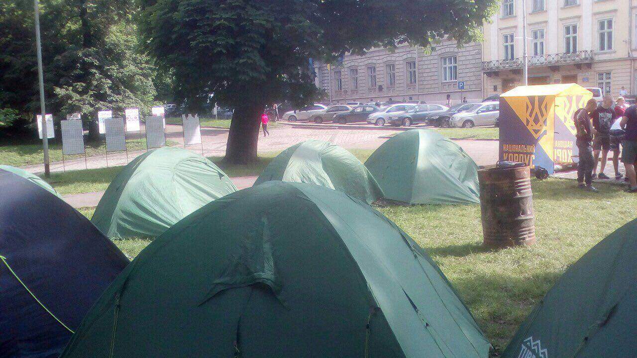 В центре Львова "Национальный корпус" разбил палаточный городок (фото)