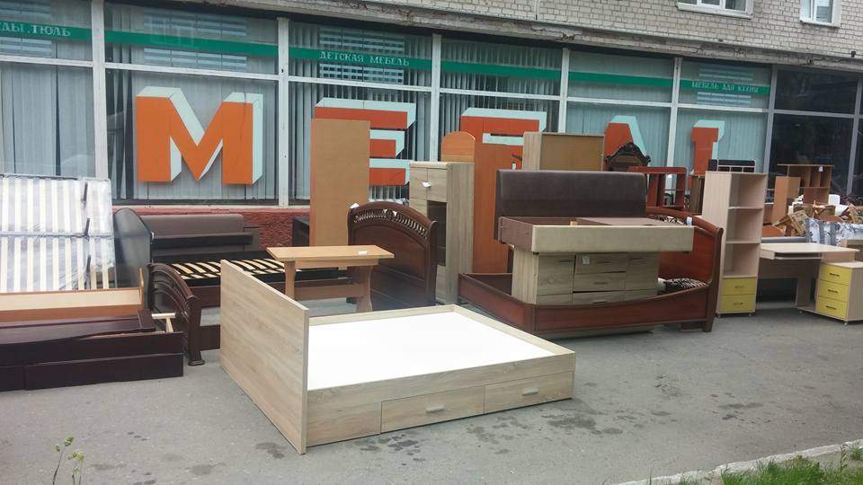 «Страсти по-мебельному»: в Чернигове «выселяют» магазин мебели (фото)