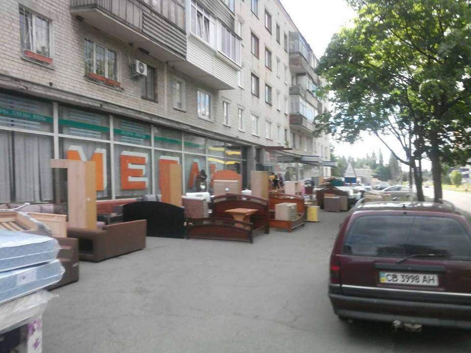 «Страсти по-мебельному»: в Чернигове «выселяют» магазин мебели (фото)