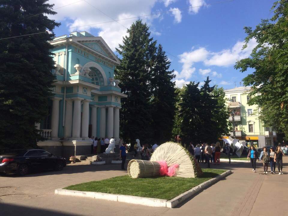 В Харькове возле Дворца Бракосочетания установили новые свадебные инсталляции (фото)