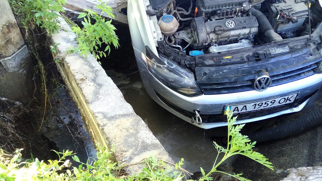 В Киеве автомобиль ушел под асфальт из-за прорыва трубы (фото)