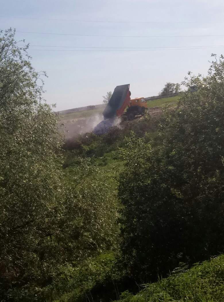 В селе Рясное-Русское заметили грузовик с львовским мусором (фото)