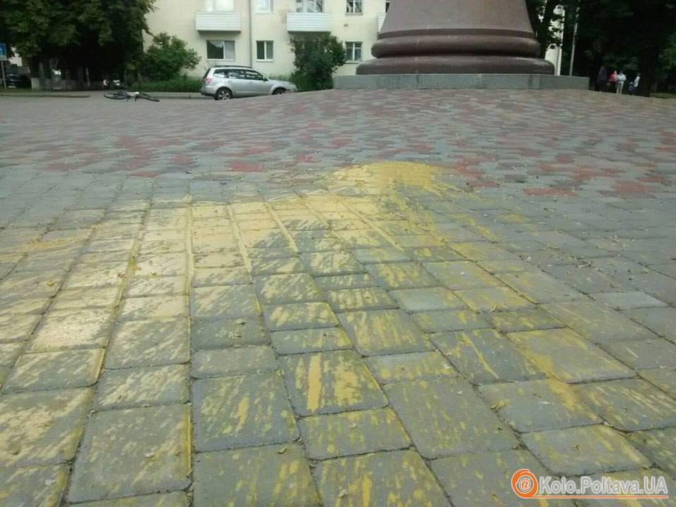 В Полтаве неизвестные вандалы облили краской памятник украинскому гетману Мазепе (фото, видео)
