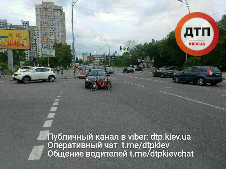 В Киеве водитель сбил мотоциклиста-нарушителя (фото)