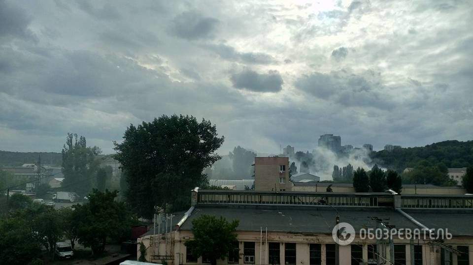 В Киеве район Выдубичей затянуло густым дымом от пожара (фото, видео)