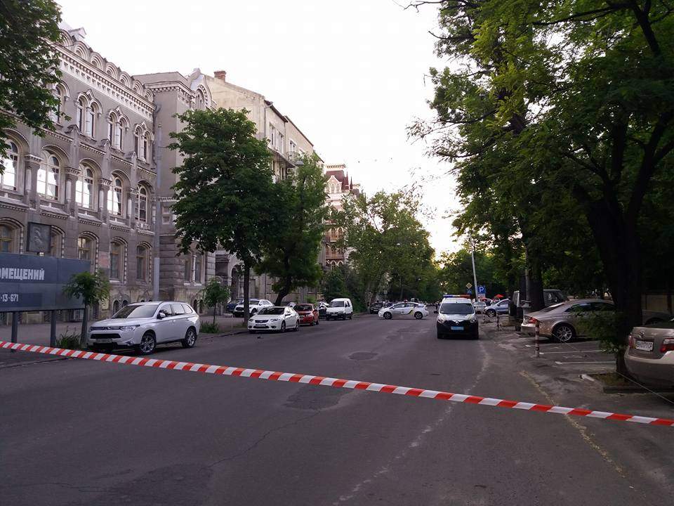 Одесские сотрудники полиции сегодня перекрывали часть улицы (Фото)